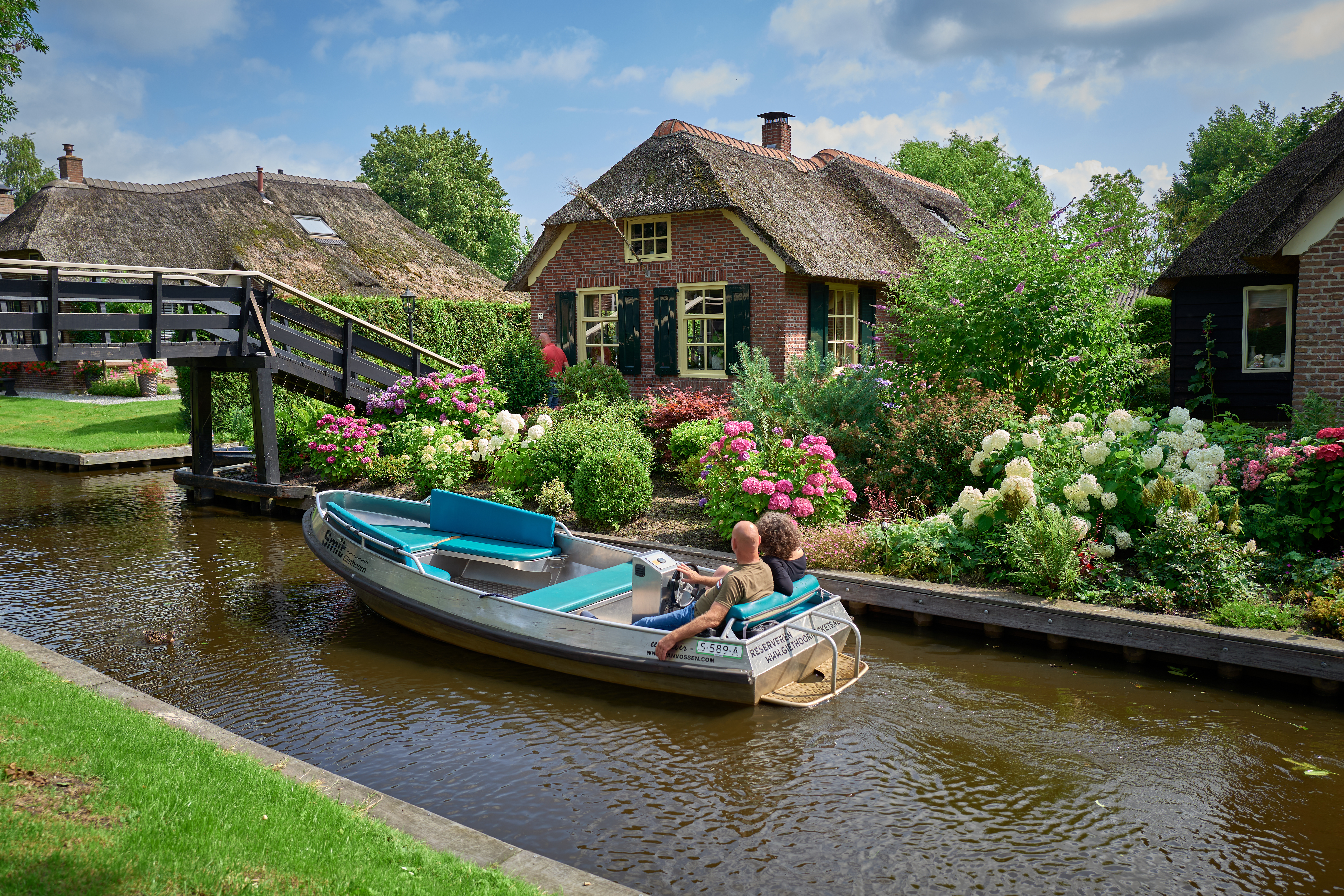 Personas en el canal de Giethoorn