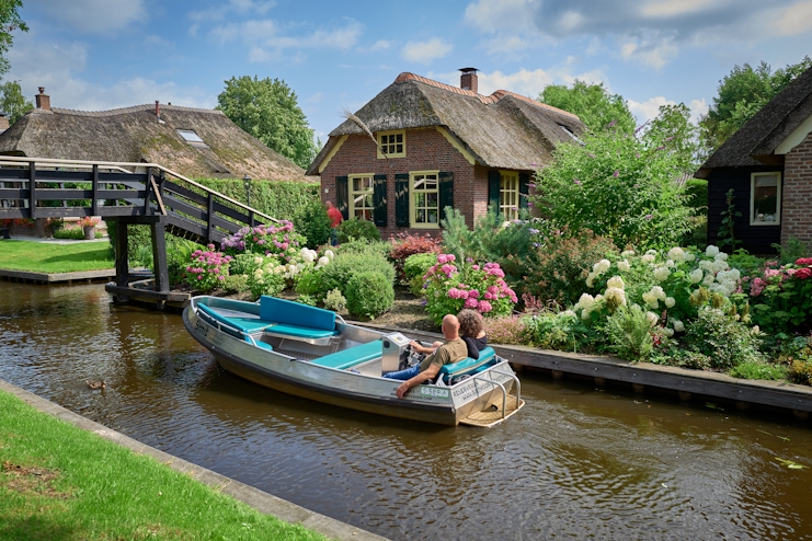 Personas en el canal de Giethoorn