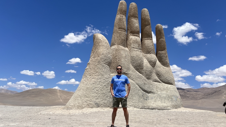 Pasajero Denomades frente a la mano del desierto en Antofagasta