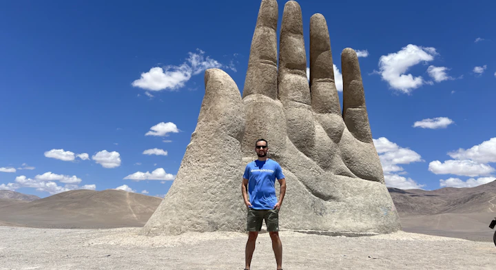 Pasajero Nomades frente a la mano del desierto en Antofagasta