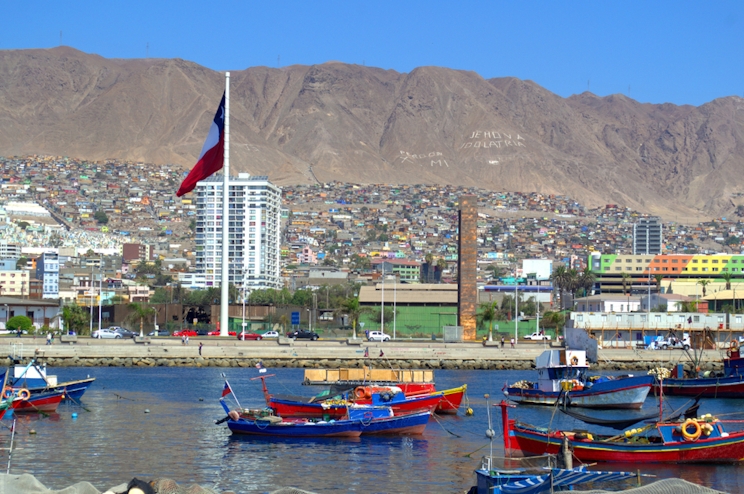 mar de antofagasta con barcos
