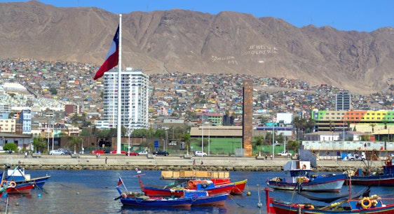 mar de antofagasta con barcos