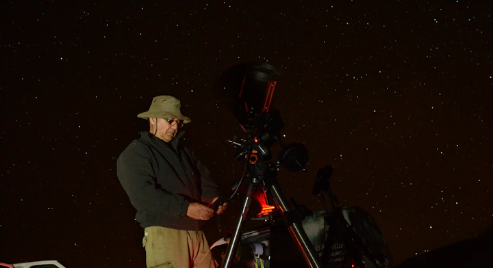 Persona manipulando telescopio