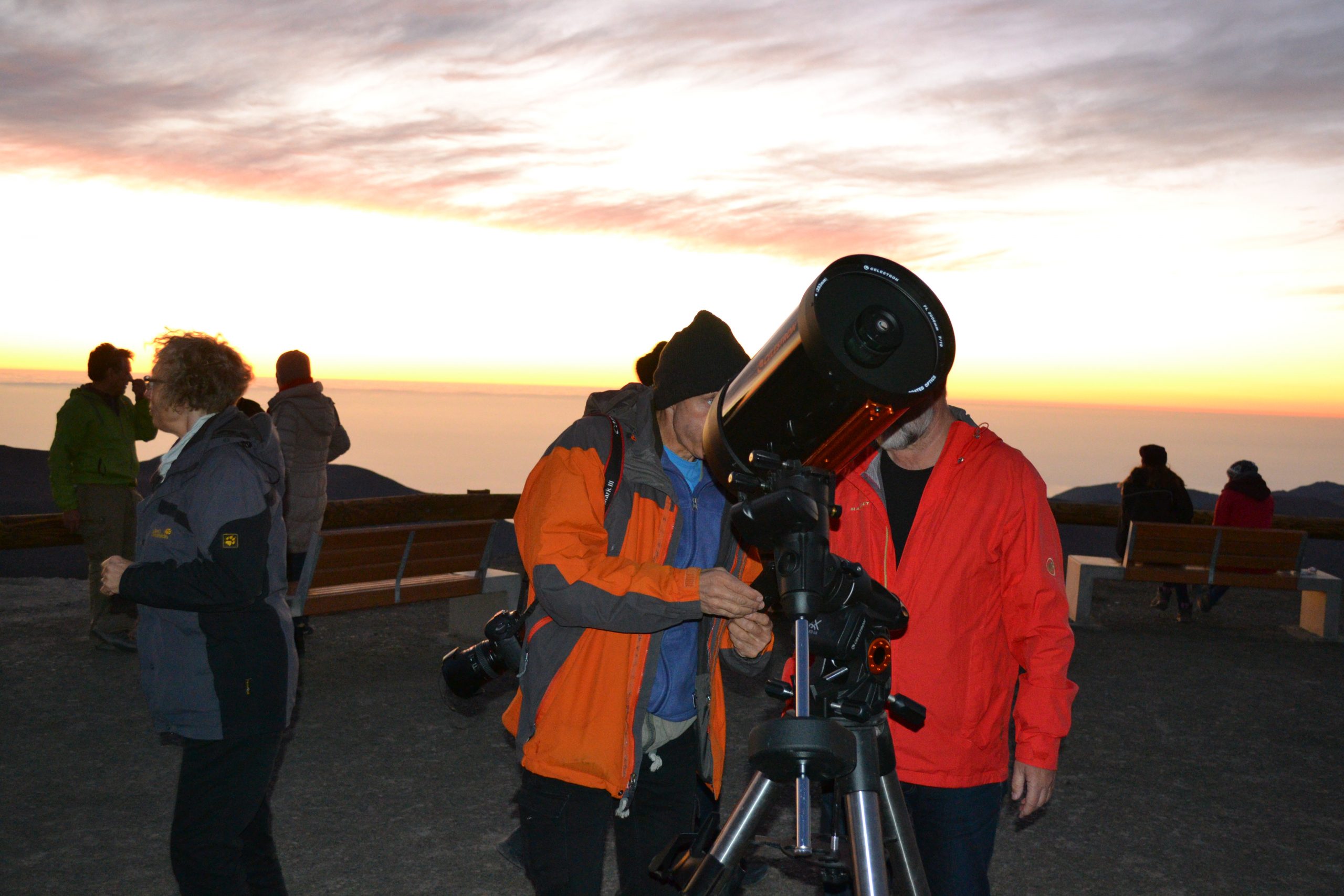 Persona observando por telescopio
