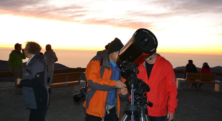 Persona observando por telescopio