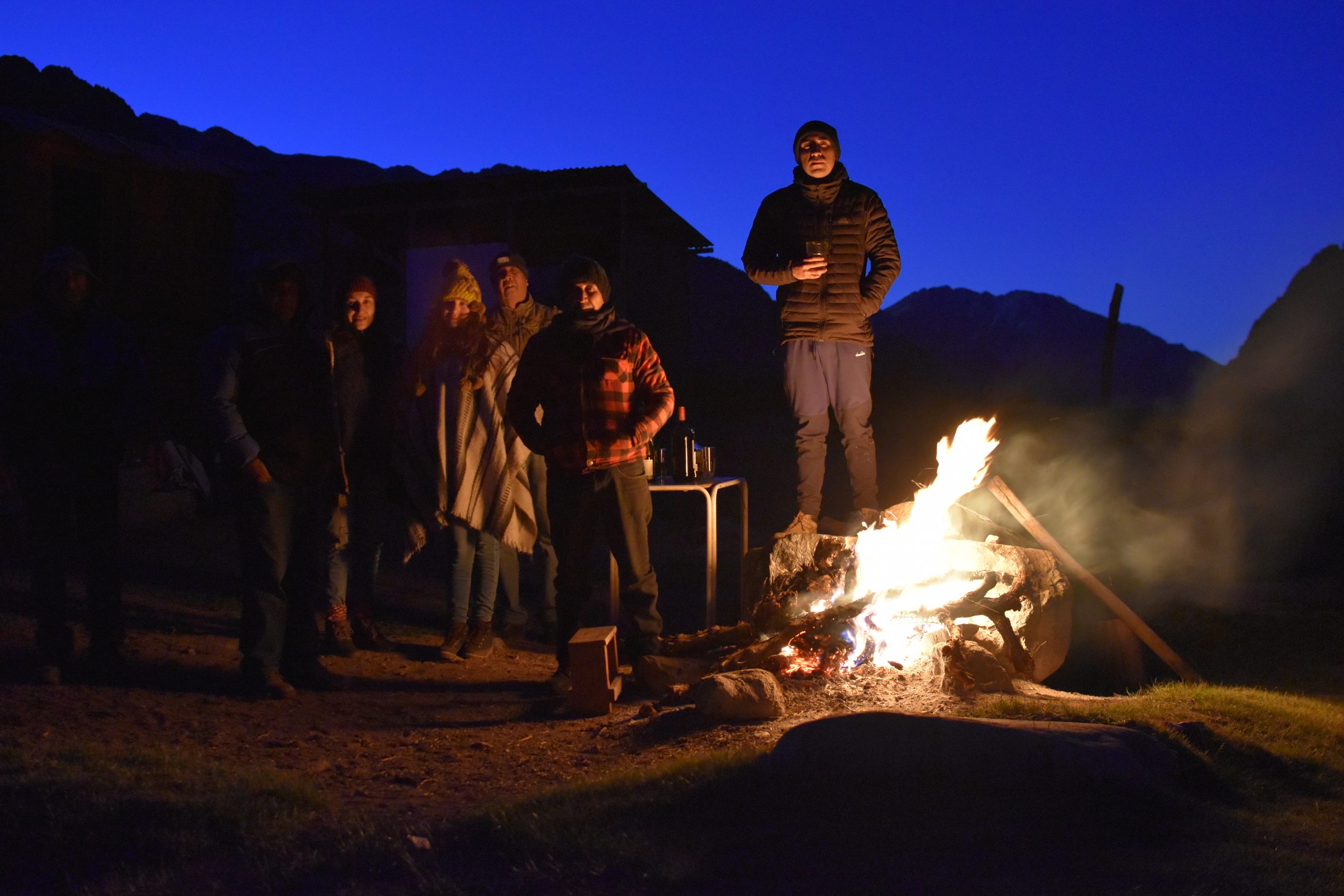 Personas al lado de una fogata