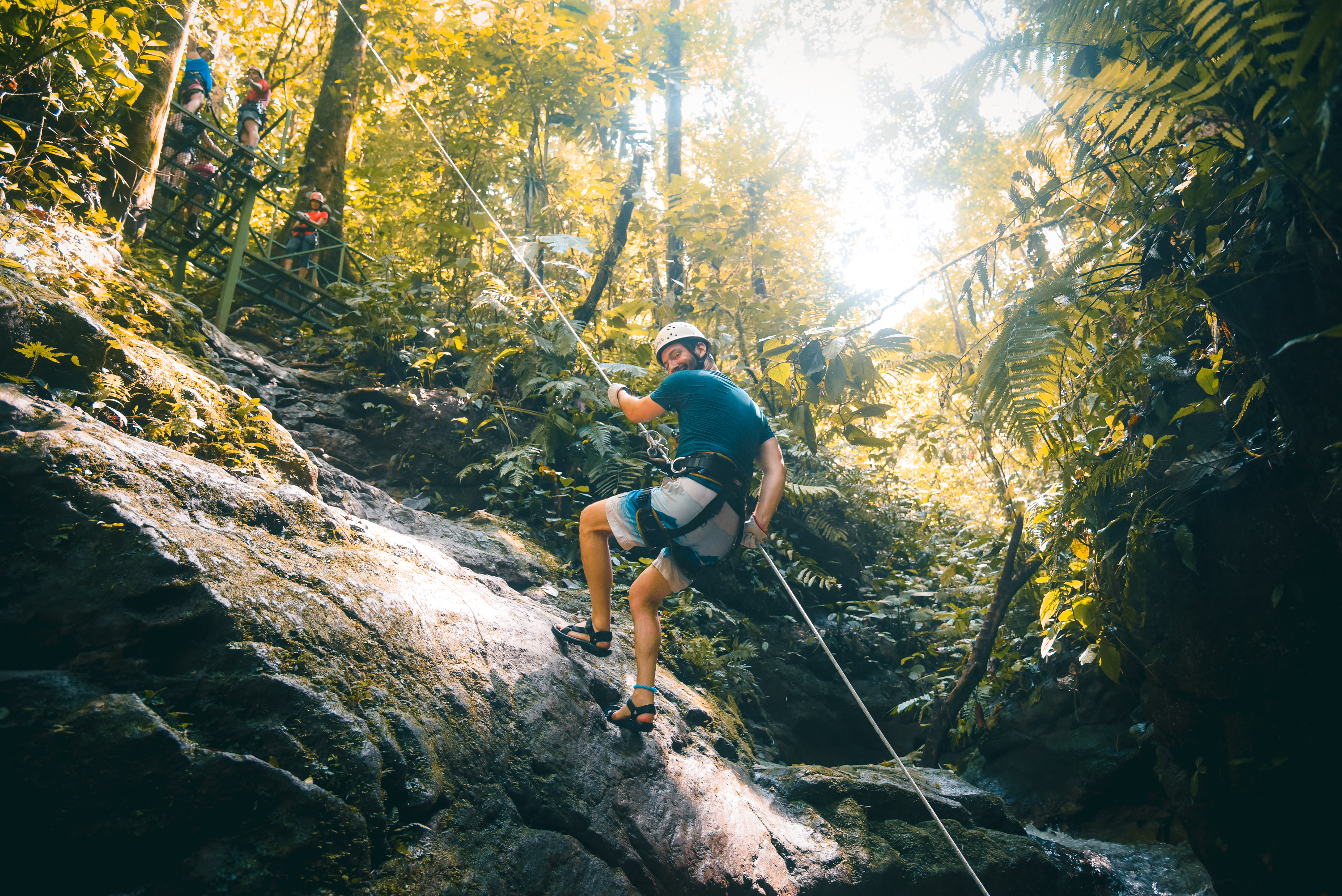 Hombre haciendo canyoning