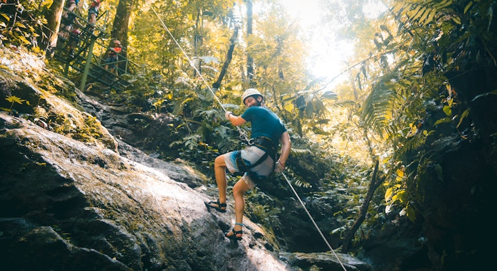 Hombre haciendo canyoning