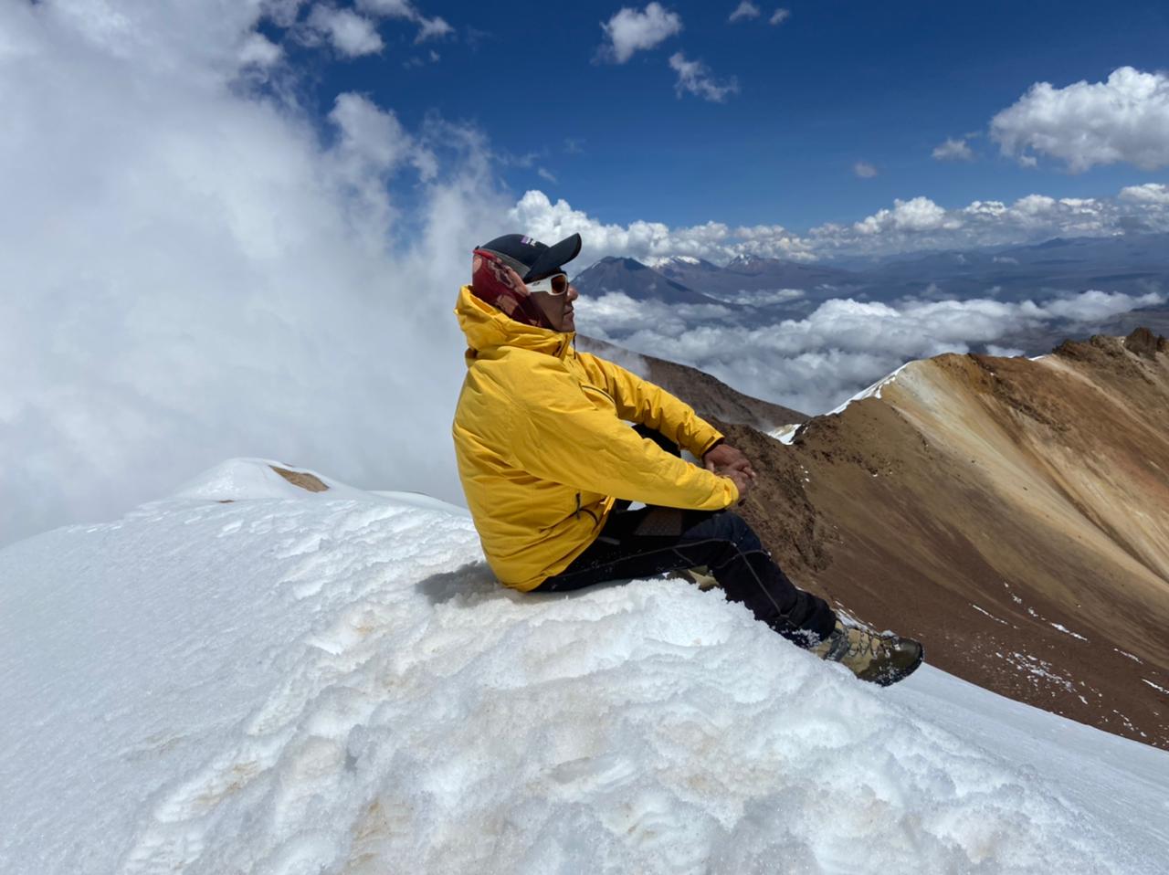 Persona descansando en la cima del volcán