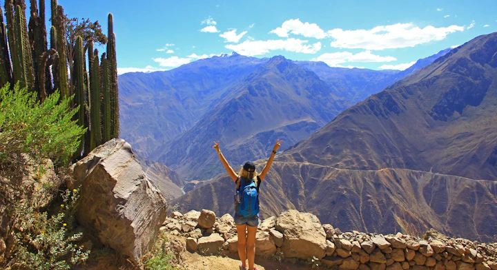 mujer en el cañon del colca en peru