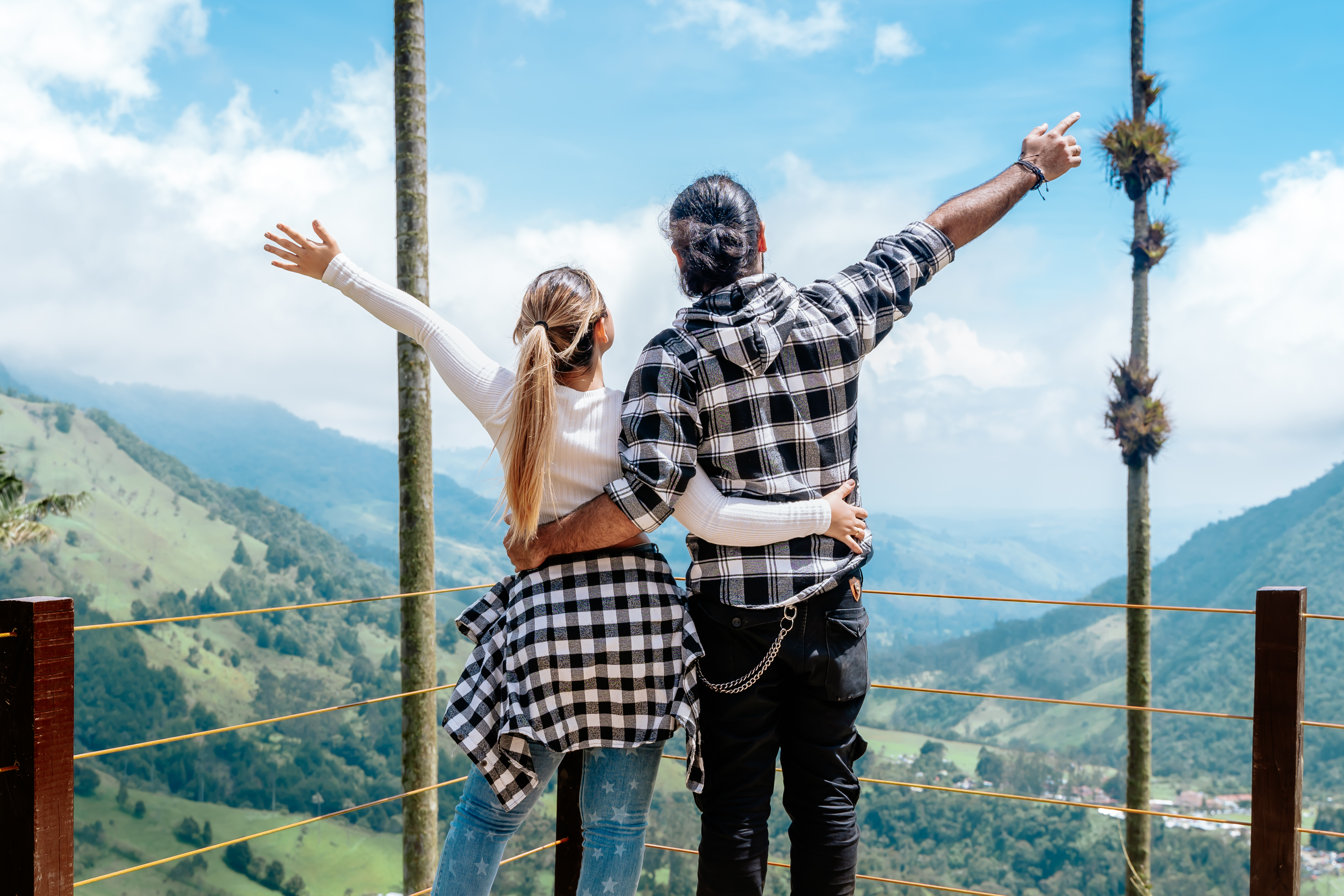 Pareja en mirador de Valle de Cocora