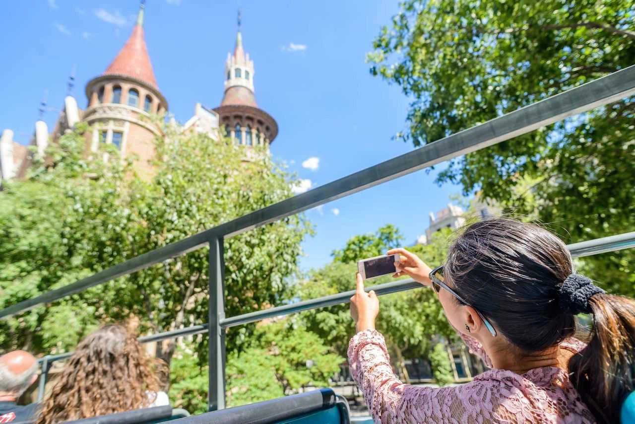 Persona tomando foto desde autobús