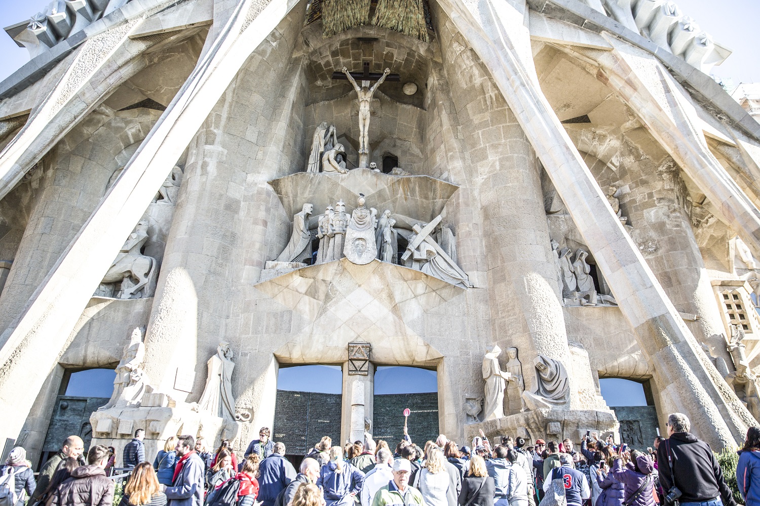 Grupo de gente en exterior Sagrada Familia