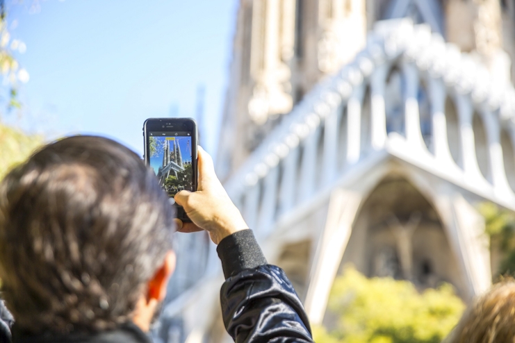 Persona tomando foto de basílica Sagrada Familia