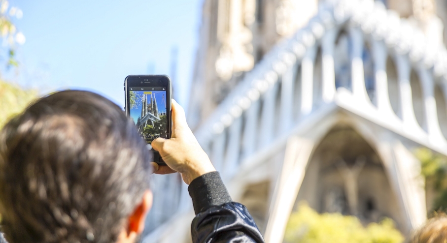 Persona tomando foto de basílica Sagrada Familia
