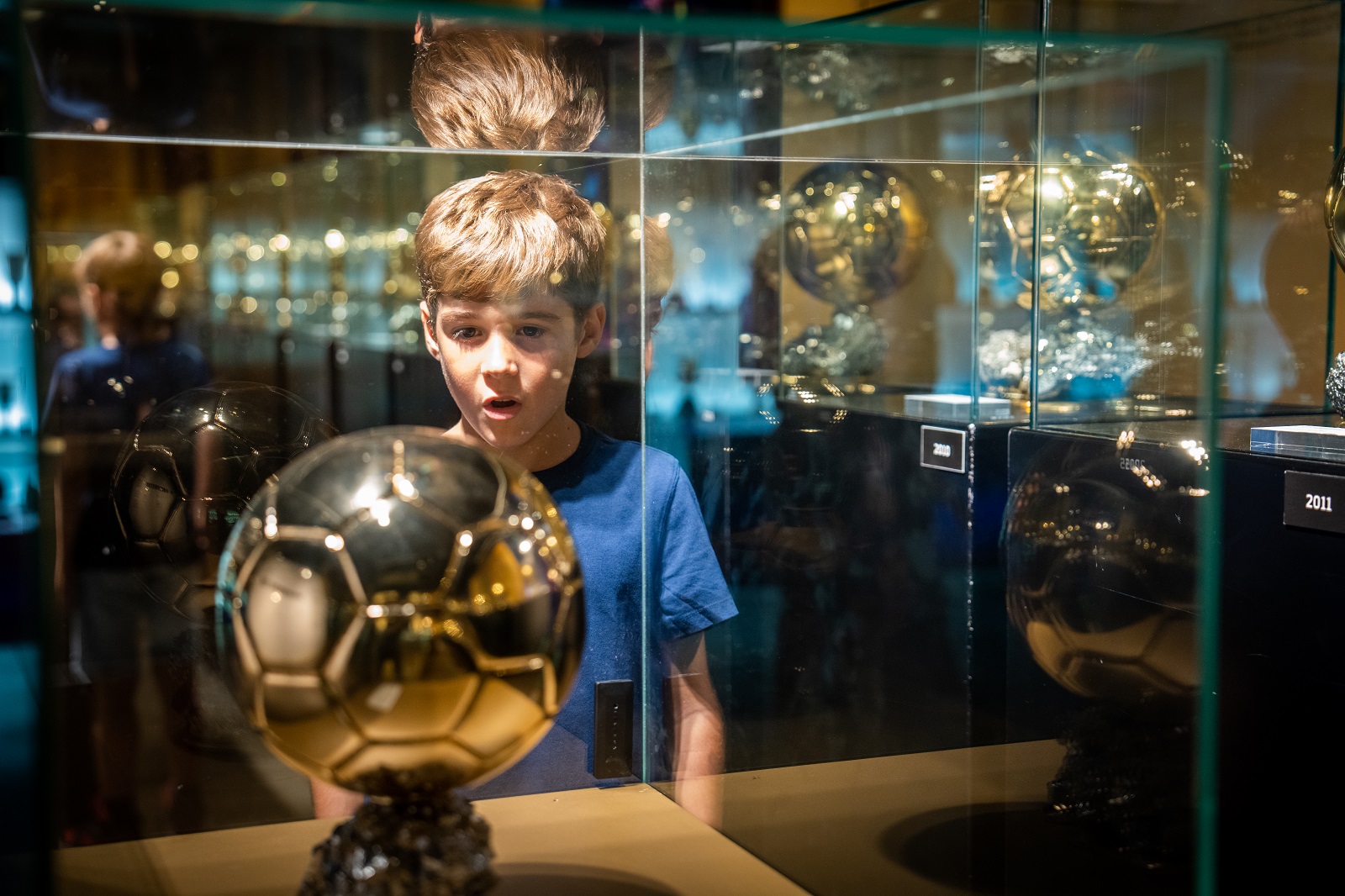 Niño viendo un balón de oro