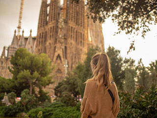 Imagen Free Tour de Gaudí y Barcelona Modernista en Barcelona Mujer frente Basílica de la Sagrada Familia