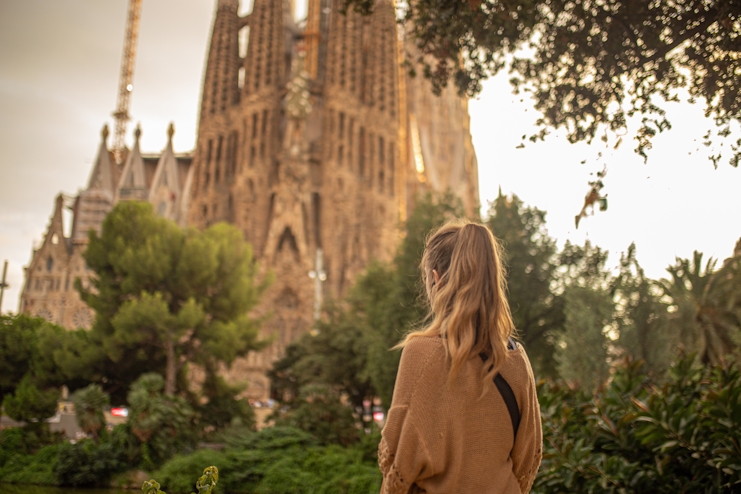 Mujer frente Basílica de la Sagrada Familia