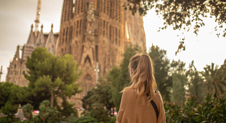 Mujer frente Basílica de la Sagrada Familia