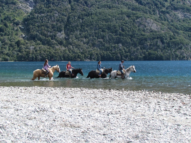 Grupo de personas en cabalgata