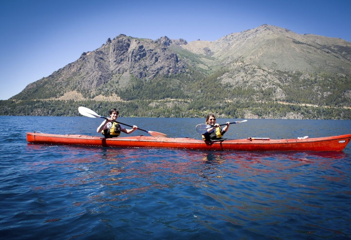 Personas en Kayak Lago Gutiérrez