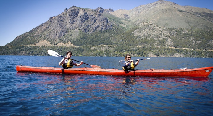 Personas en Kayak Lago Gutiérrez