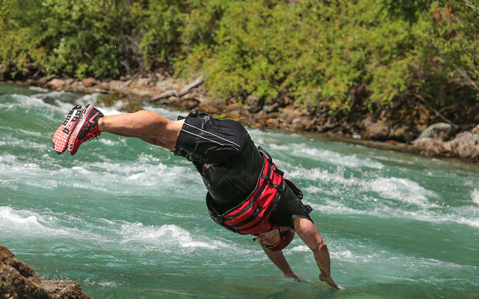 Persona tirándose al río