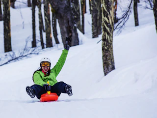 Imagen Parque de Nieve Piedras Blancas en Bariloche Persona en trineo