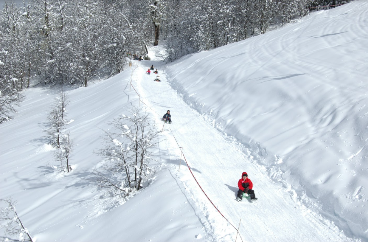 Personas en trineo en Piedras Blancas