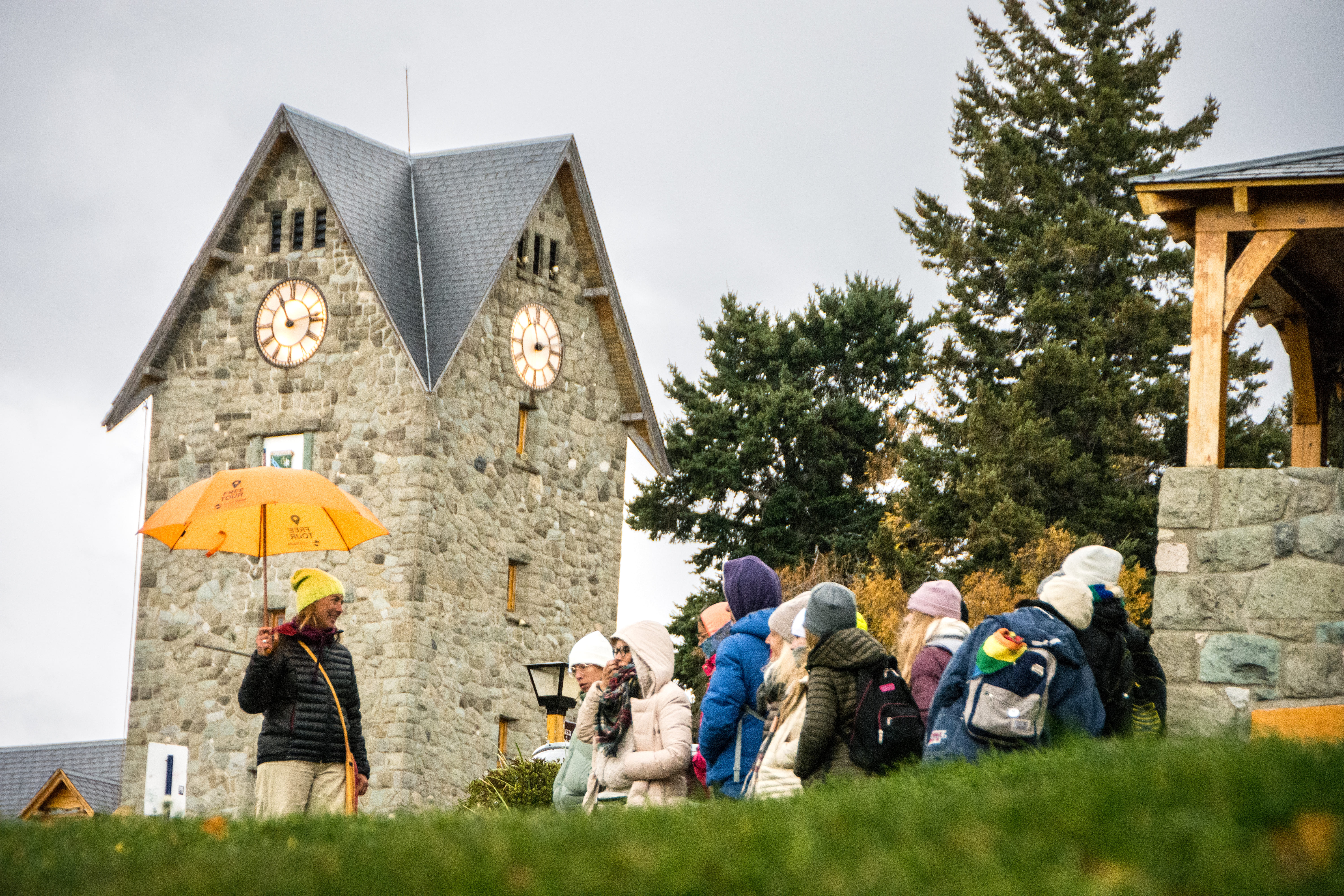 Personas en Centro Cívico de Bariloche
