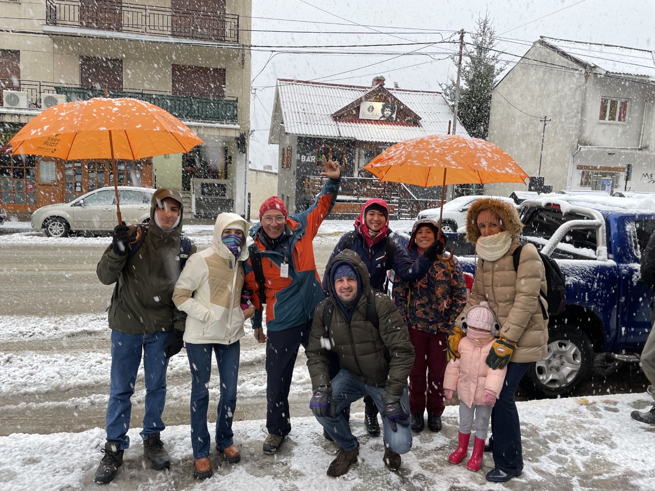Turistas bajo la nieve en walking tour