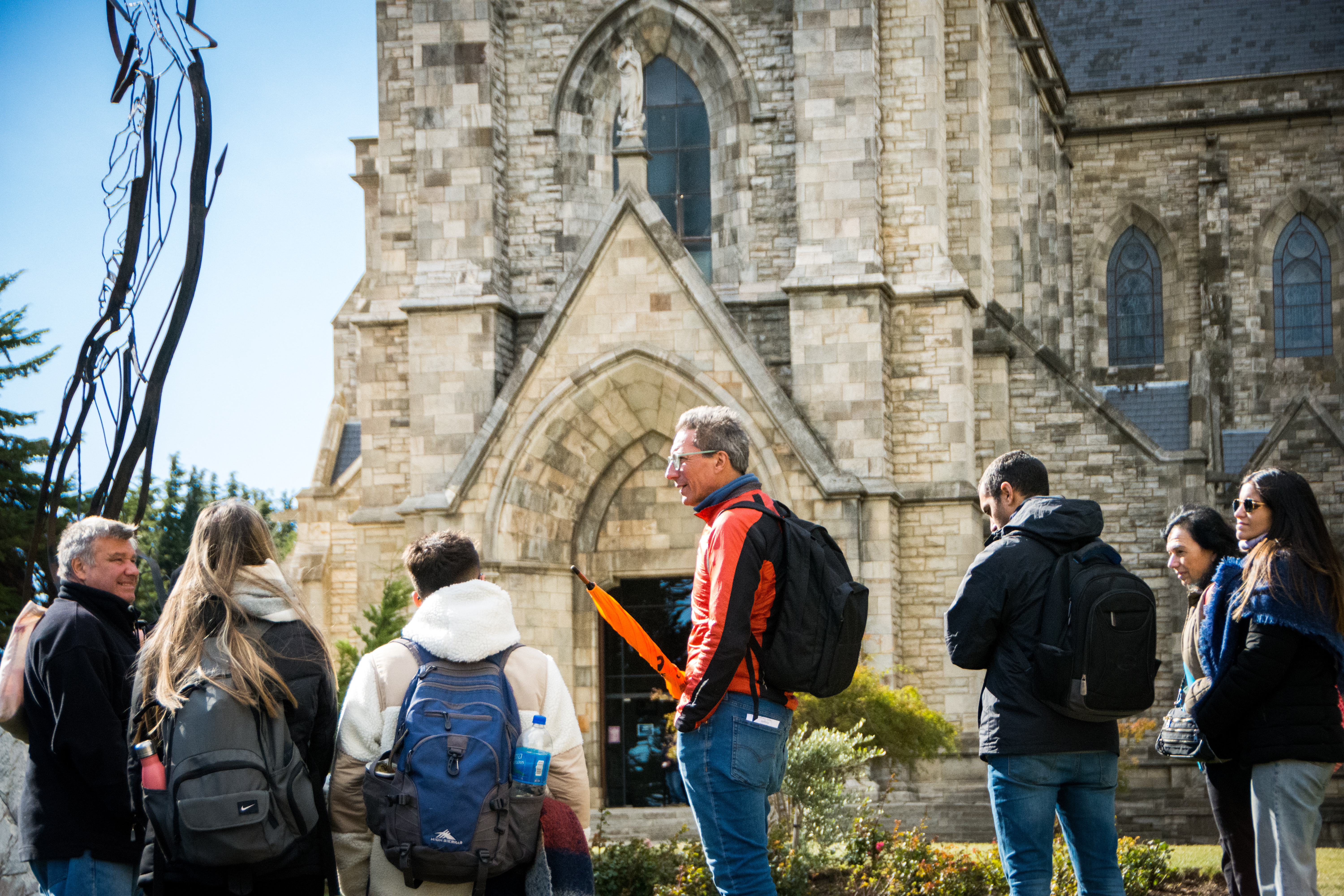 Turistas en Catedral Nuestra Señora de Nahuel Huapi