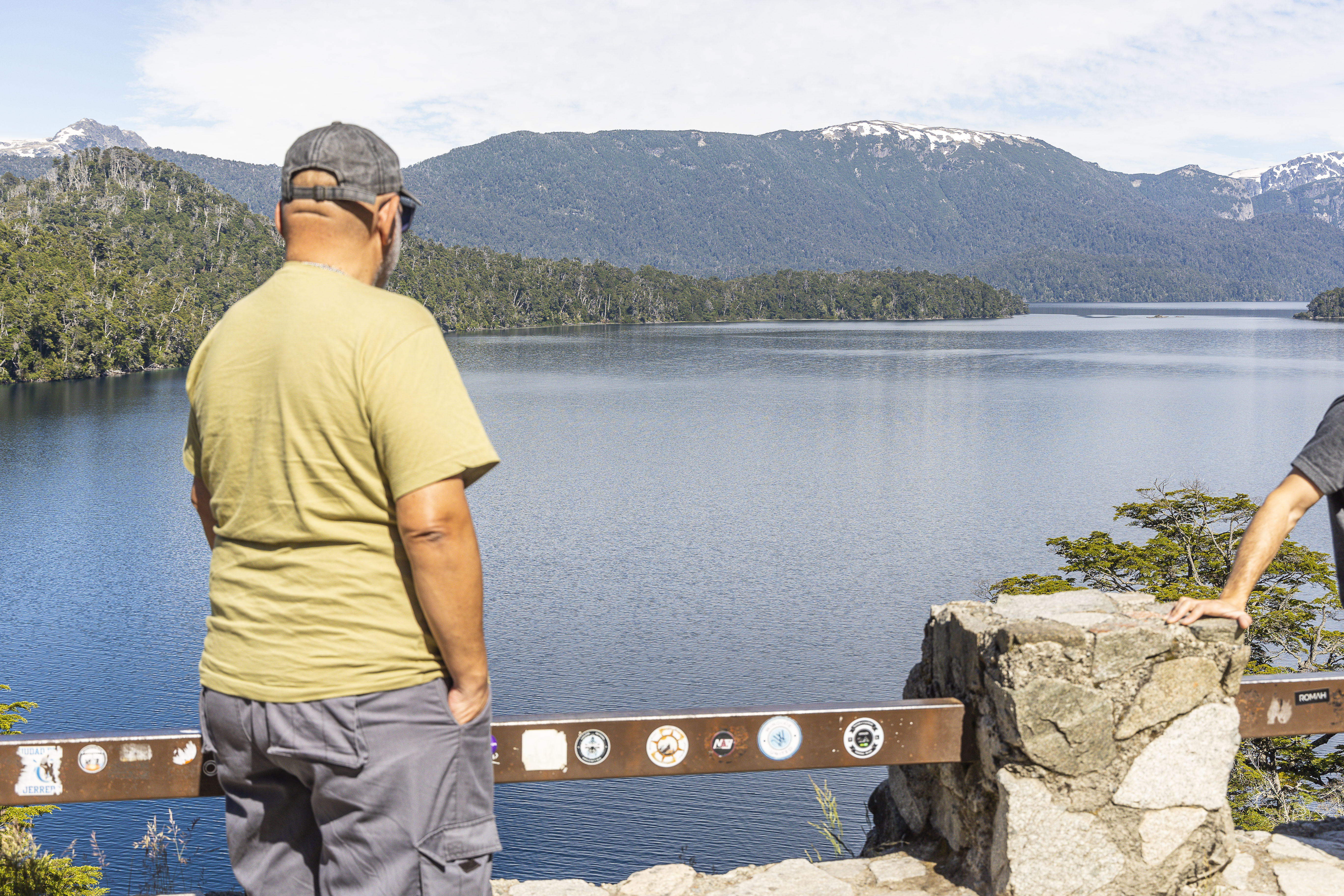 Persona frente al lago