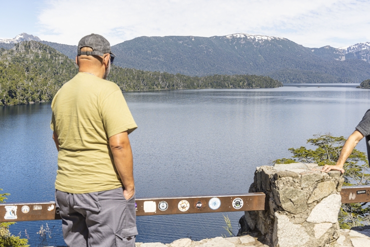 Persona frente al lago