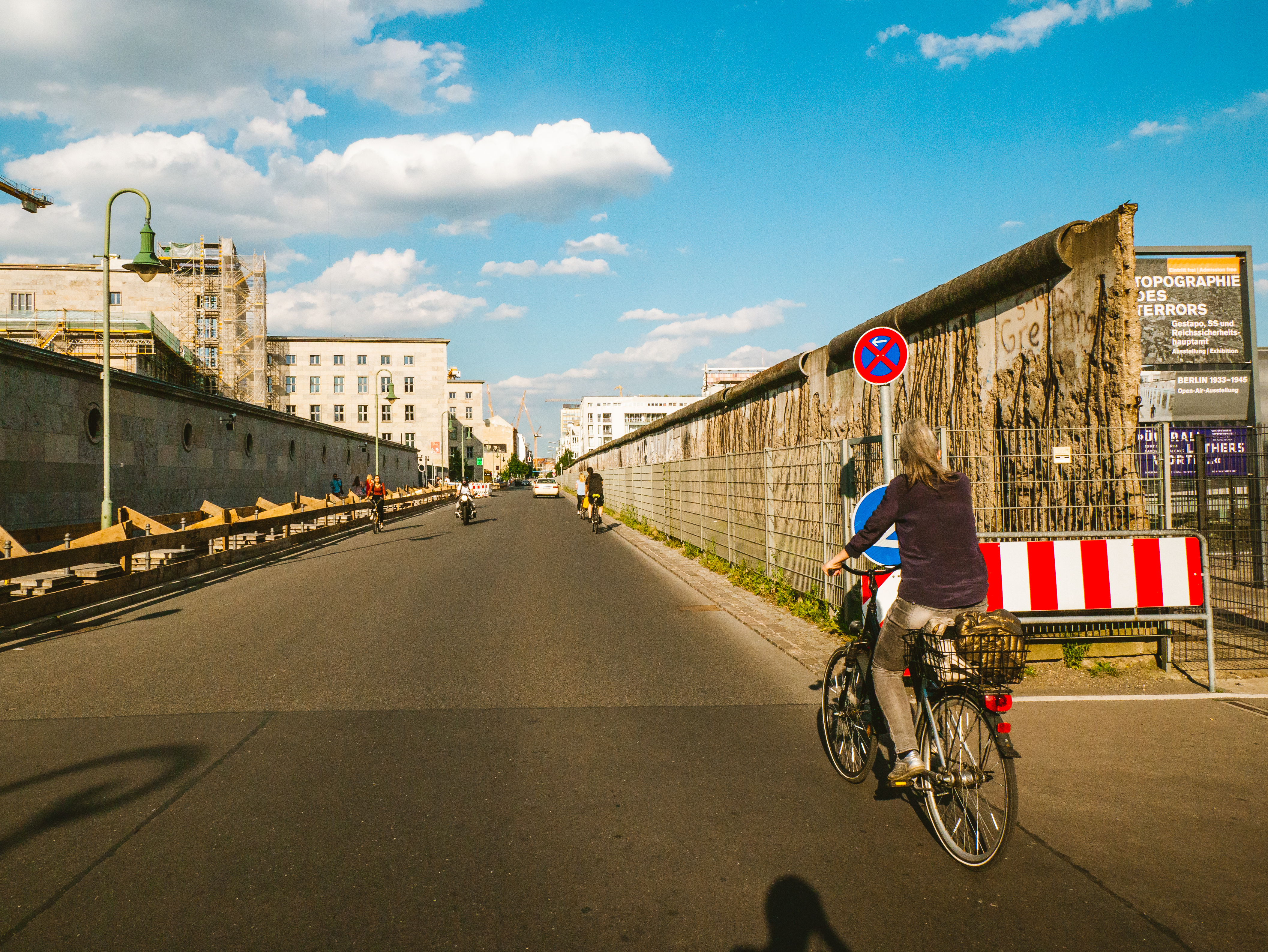 Bicicleta en el muro de Berlín