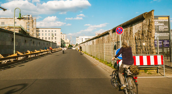 Bicicleta en el muro de Berlín