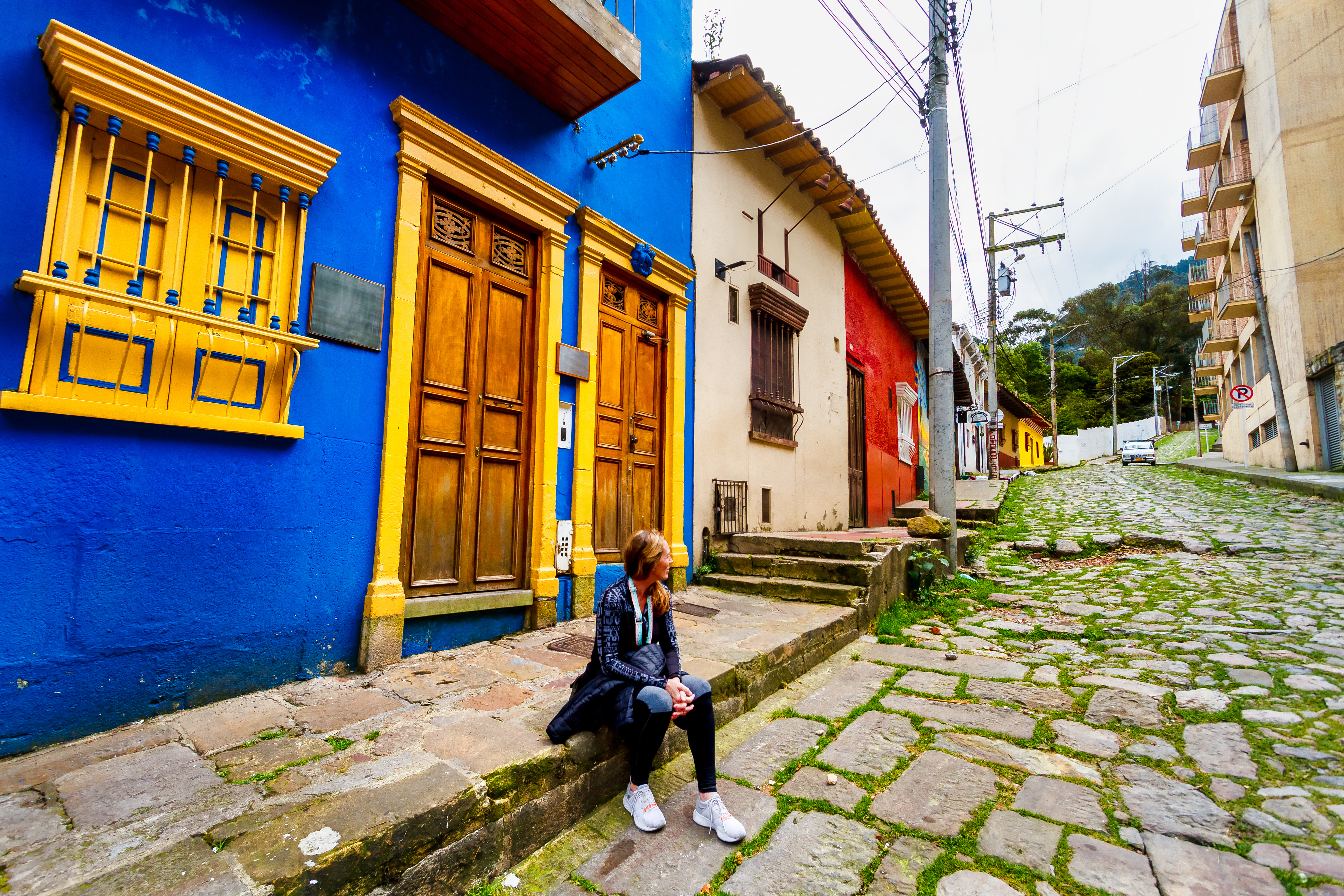 Persona sentada en calle de Bogotá