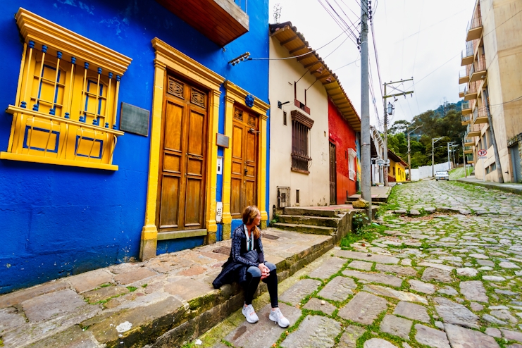 Persona sentada en calle de Bogotá