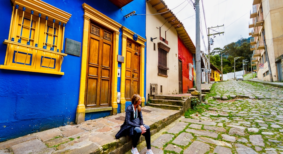 Persona sentada en calle de Bogotá
