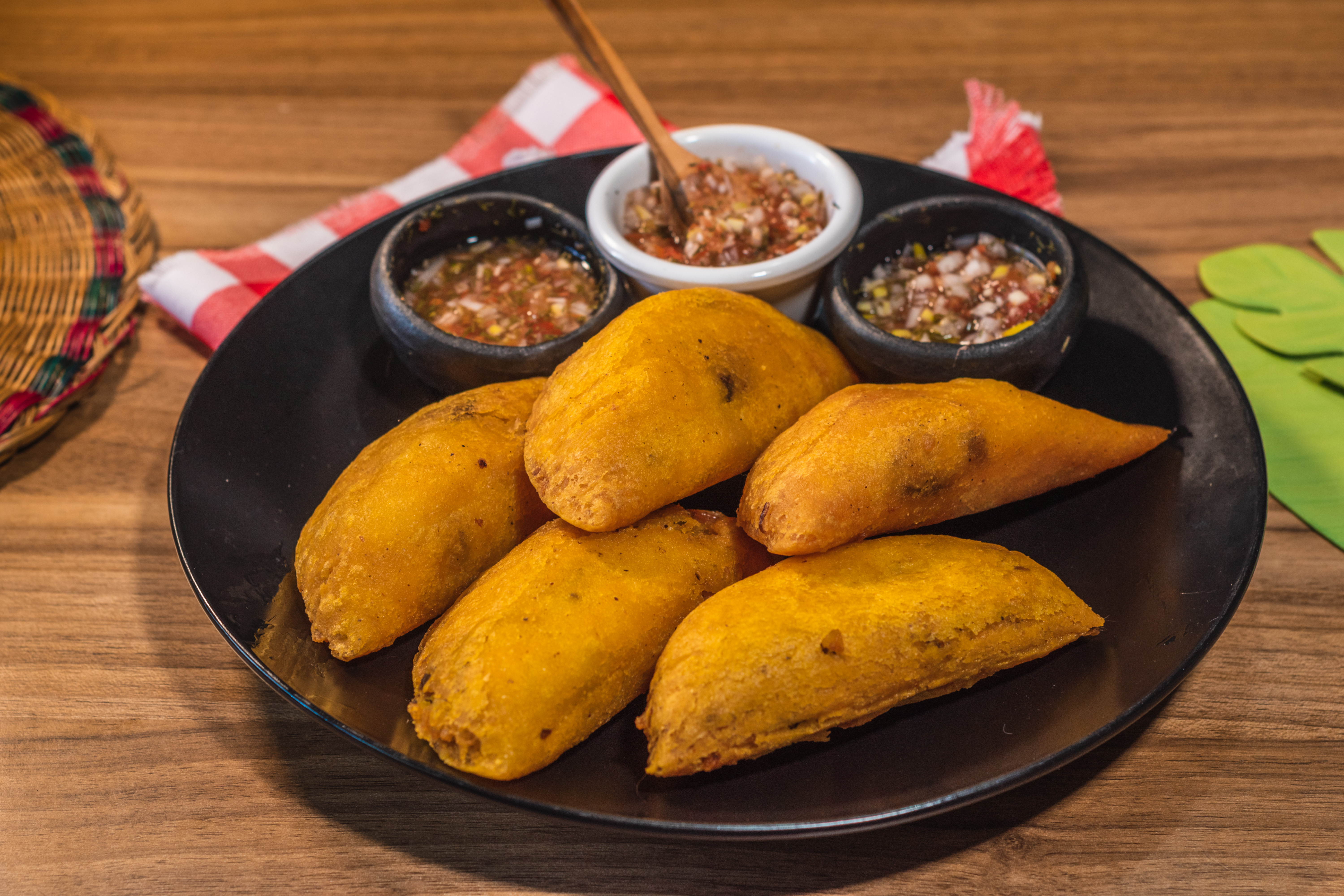 Empanadas colombianas con salsas