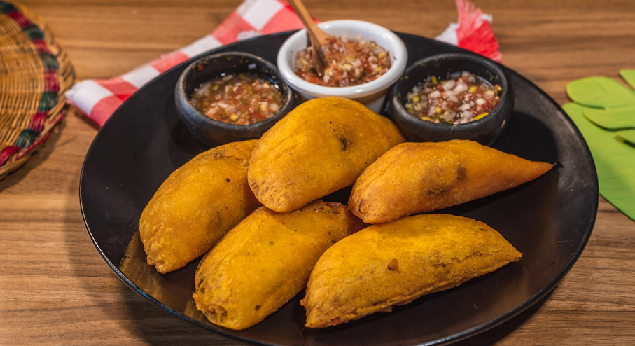 Free Tour Comida Callejera en Bogotá en Bogotá Empanadas colombianas con salsas