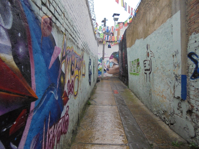 Calle con murales en Bogotá