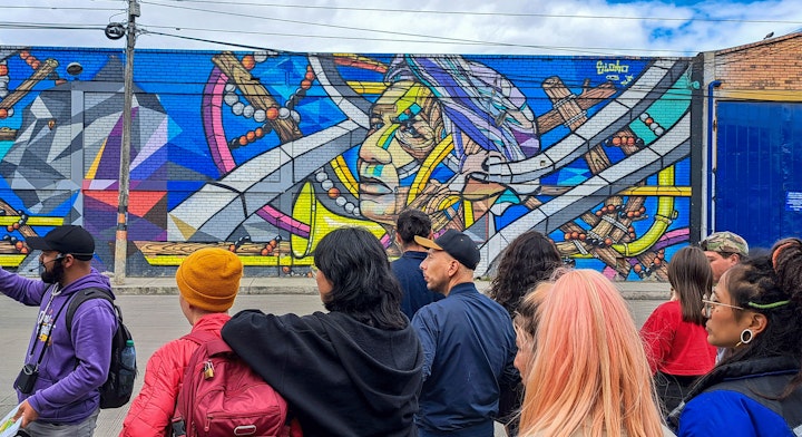 Personas en Tour Graffiti