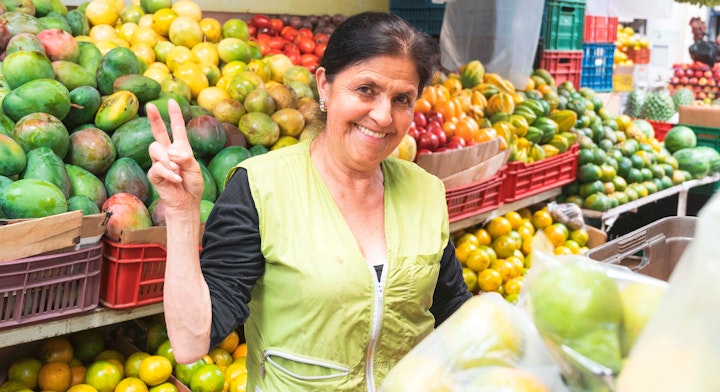 Mujer tour frutas exóticas