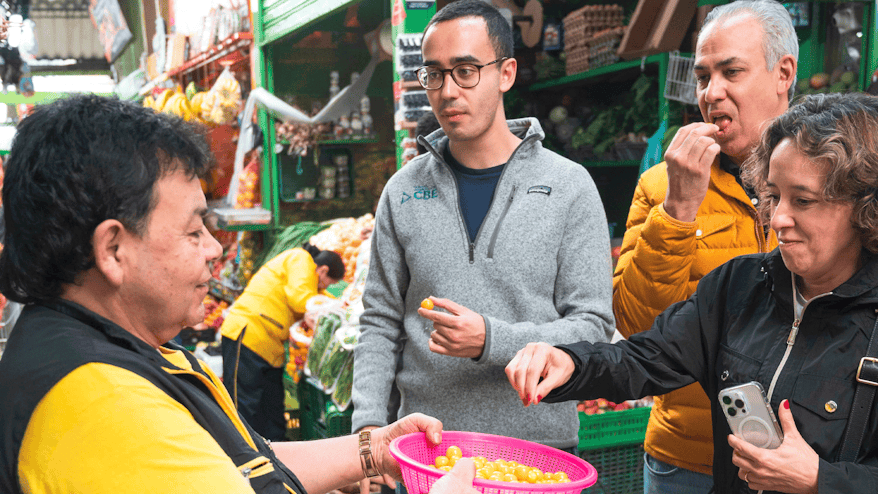 Personas probando frutas