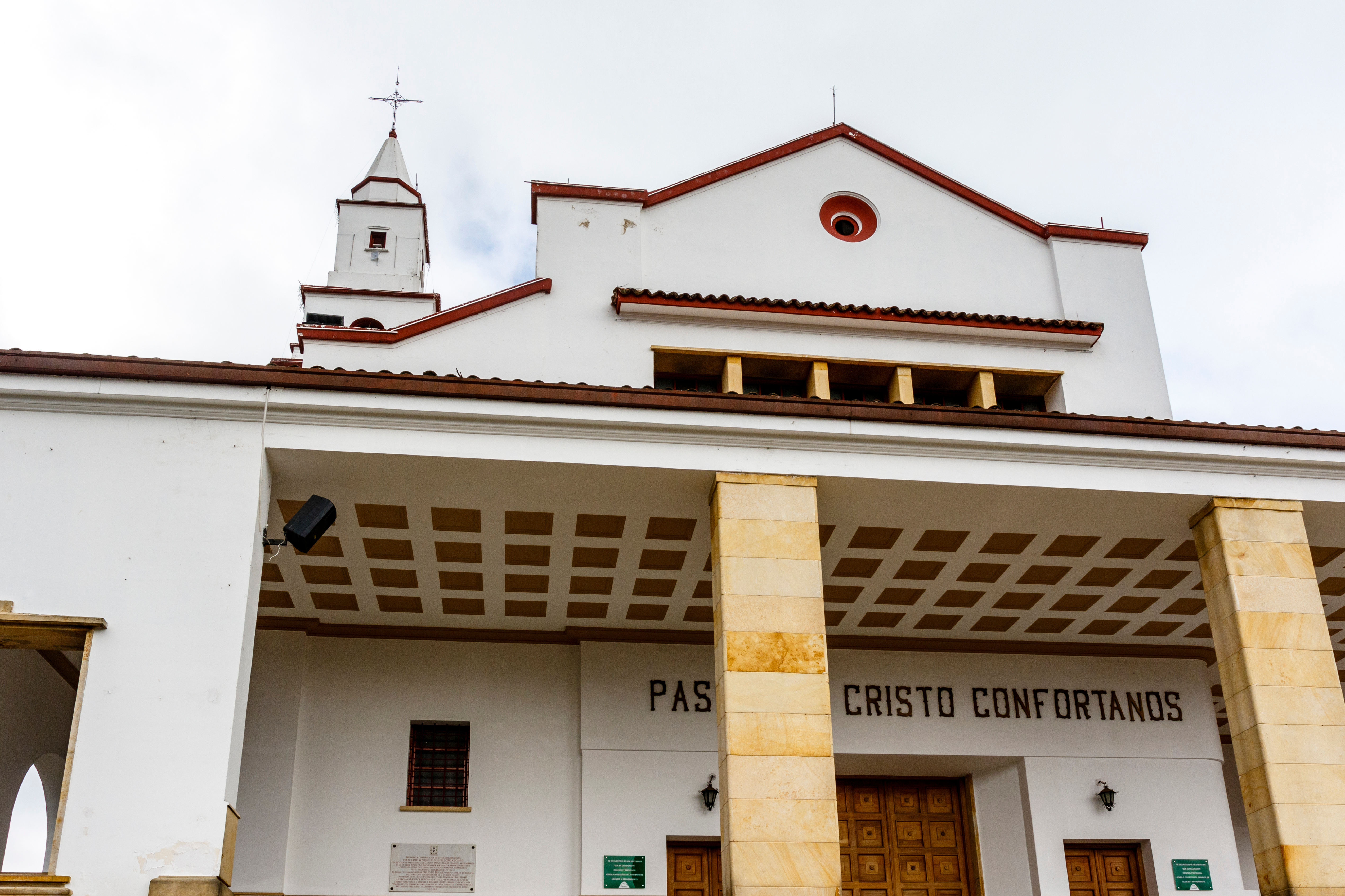 Entrada de la Basílica del Señor caído de Monserrate