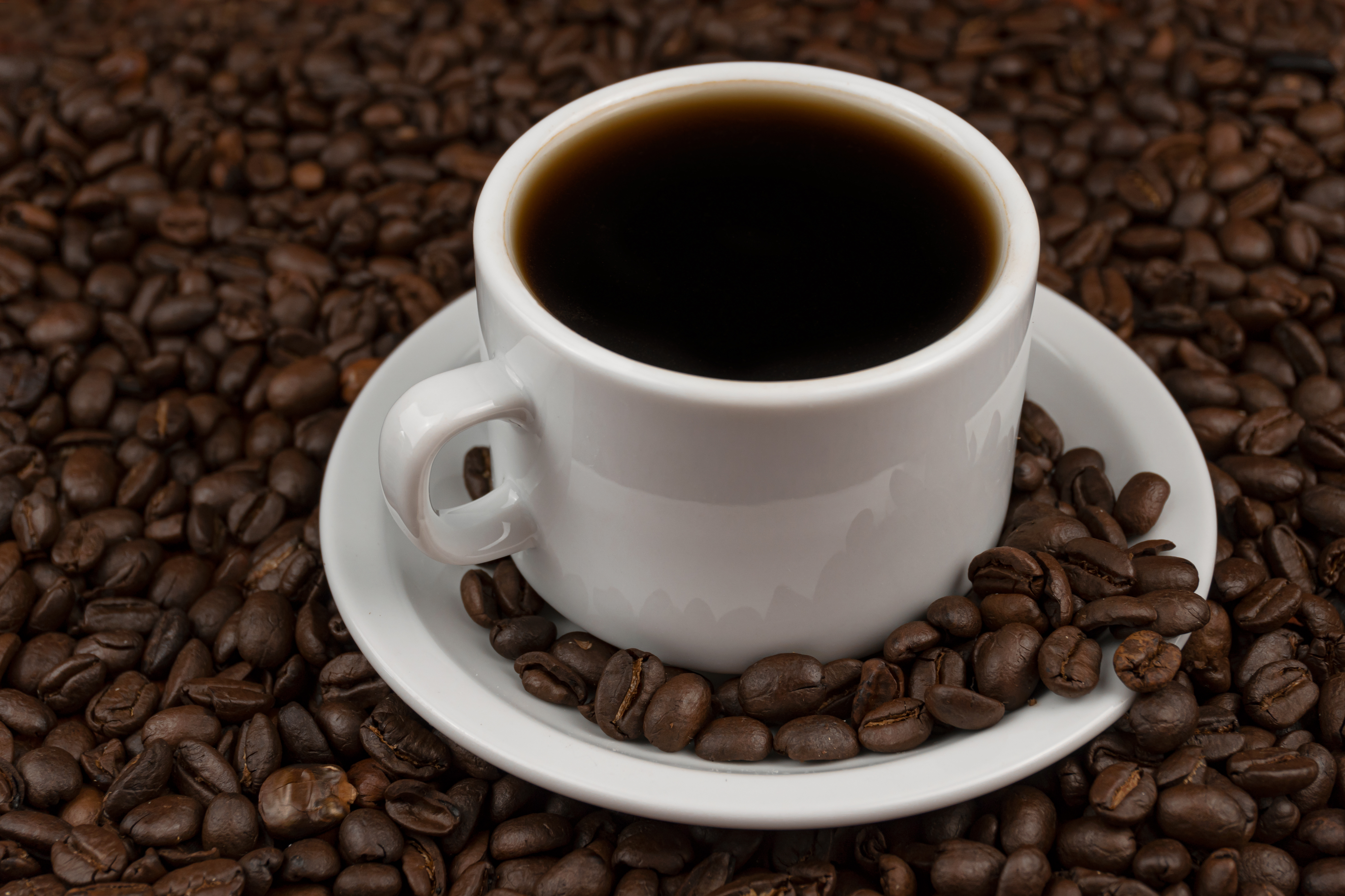 Taza de café con granos de café