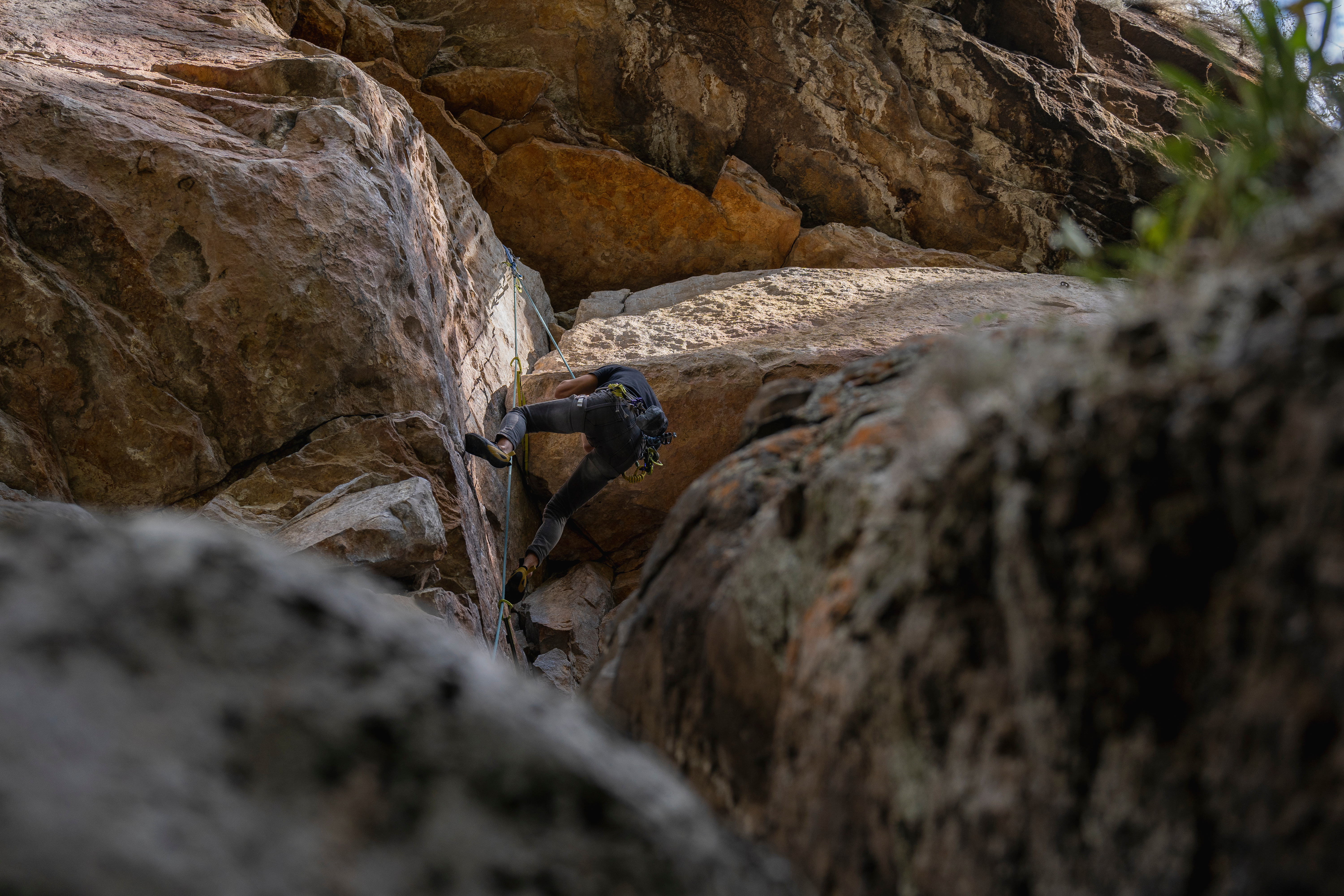 Hombre escalando en Suesca