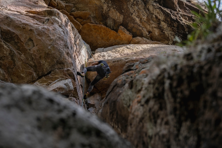 Hombre escalando en Suesca