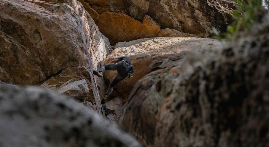 Hombre escalando en Suesca